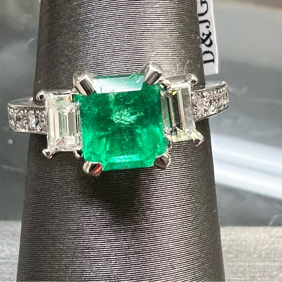 14k White Gold Diamond & Emerald Ring - Picture 7 of 9